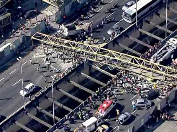 Queda da passarela deixou cinco mortos, esmagou carros e bloqueou os dois sentidos da Linha Amarela