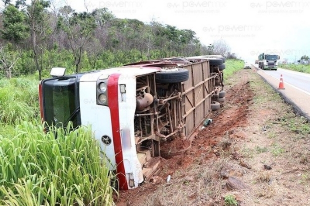 nibus de viagem tomba nas margens da BR-163 transportando 39 pessoas