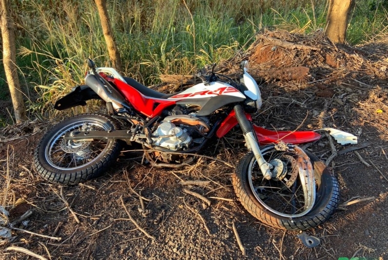 Motociclista bate em caminho em rodovia e tem perna amputada