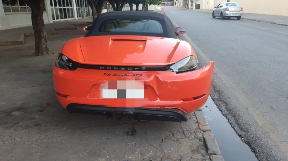 Moto colide com a traseira de Porsche de R$ 500 mil em avenida de Vrzea Grande; veja vdeo