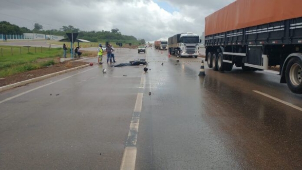 Haitiano cai de motocicleta e morre atropelado por carreta