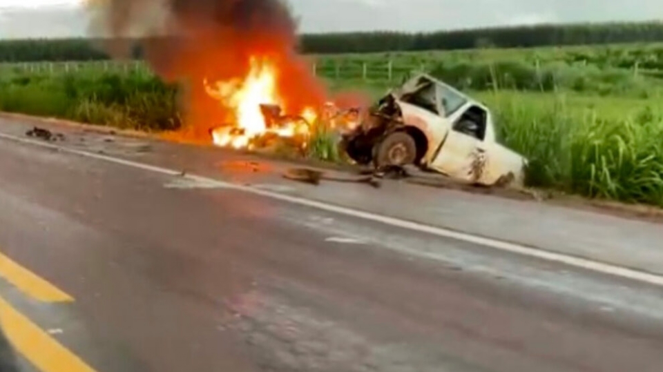 Carro pega fogo e uma pessoa morre em acidente envolvendo dois veculos na BR-163;  vdeo 