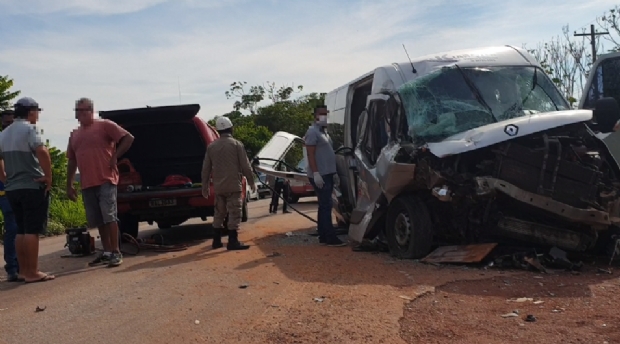 Coliso entre carreta e van deixa 12 pessoas feridas em rodovia