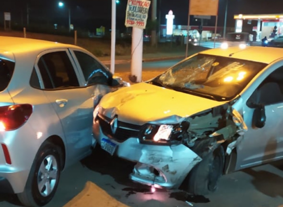 Motorista perde controle de veculo, bate em dois carros e uma pessoa fica ferida