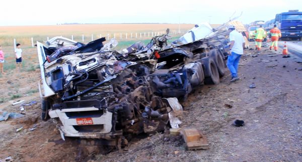 A cabine e a carroceria do bitrem ficaram totalmente destrudas e o motorista morreu no local