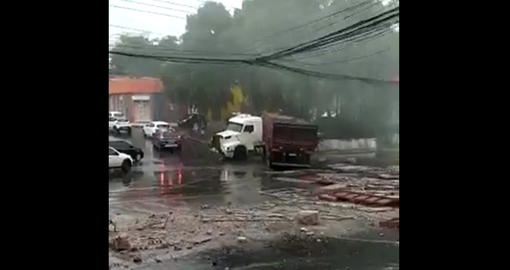 Motorista perde o controle de caminho e bate em prdio na Avenida Isaac Pvoas; PM confirma uma vtima