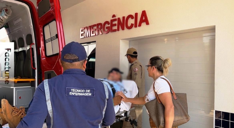 Idoso  socorrido pelos Bombeiros aps cair do telhado com 2,5 metros de altura