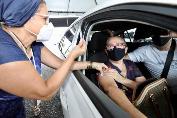 Prefeitura inicia vacinao drive-thru no Sesi Papa e primeiros imunizados comemoram