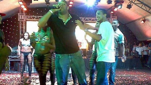 Adriano sobe no palco e discursa em show de funk