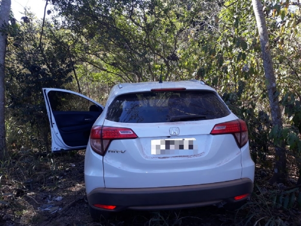 Advogada tem HRV roubado por dupla e carro  abandonado em matagal