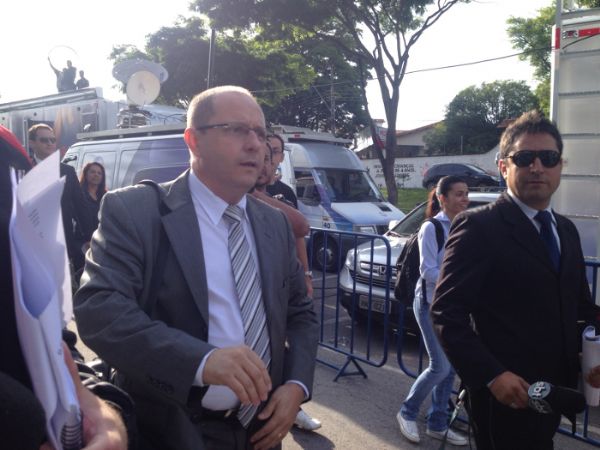 Advogado de Bola causa tumulto no plenrio e discute com defesa do goleiro Bruno