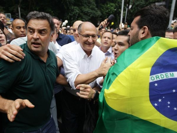 Alckmin e Acio so hostilizados na chegada  manifestao na Paulista