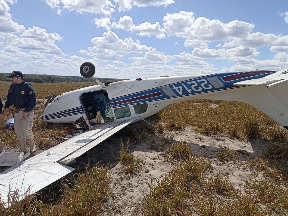Aeronave de pequeno porte cai perto de fazenda e homem  socorrido com fratura exposta