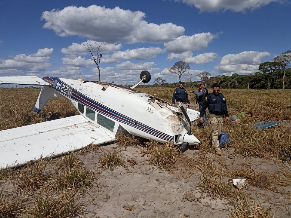 Piloto de aeronave que caiu morre e polcia apreende quase 500 kg de cocana