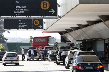 Maioria dos passageiros s consegue chegar ao aeroporto de carro particular