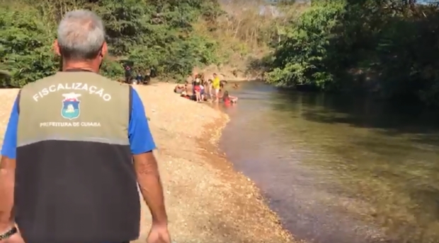 Fiscalizao flagra mais de 50 pessoas tomando banho de rio e fazendo churrasco;  vdeos 