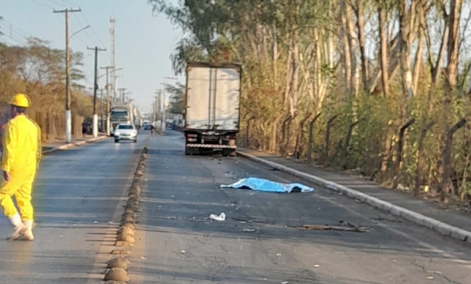 Homem morre atropelado por caminho aps cair de motocicleta em avenida