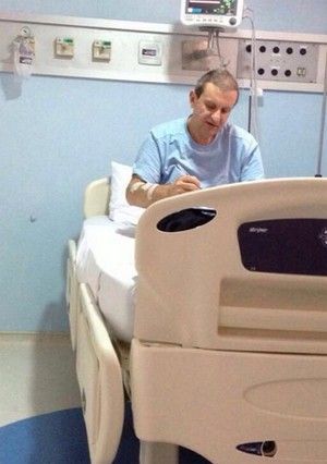 Foto mostra doleiro Alberto Youssef no hospital