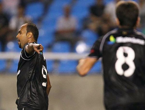 Juninho e Alecsandro brilham, Vasco bate o Botafogo e dorme na liderana