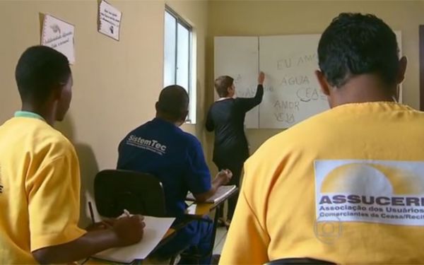 No Recife, feirante usa horrio de almoo para alfabetizar trabalhadores