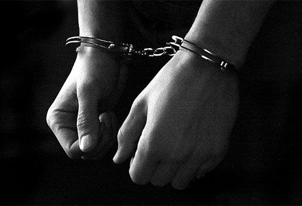 Mulher contrata dois adolescentes para sequestrar e torturar o marido