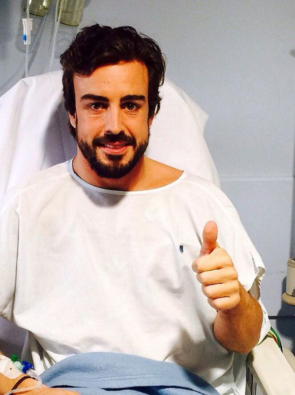 Alonso faz sinal de positivo no hospital
