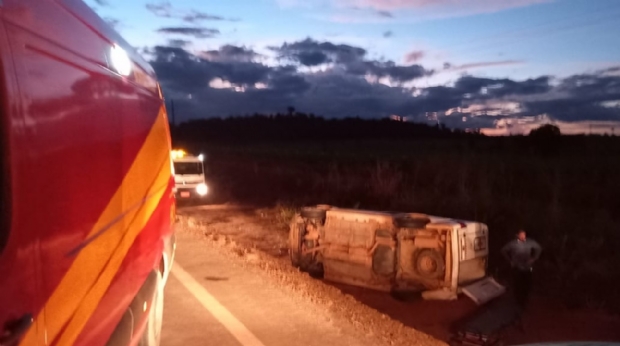 Ambulncia tomba em rodovia e deixa paciente e enfermeira feridas