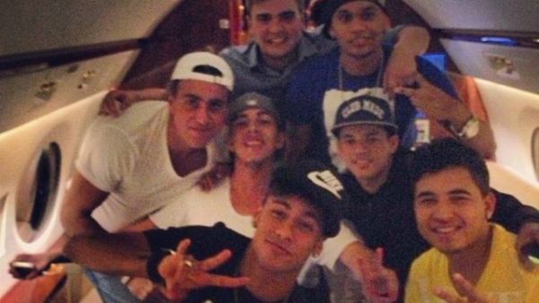 Por contrato, Barcelona vai bancar ida dos amigos de Neymar  cidade a cada dois meses