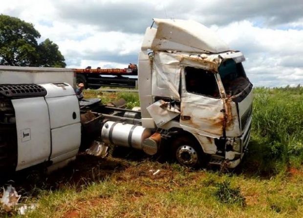 Carreta frigorifica tomba aps carro invadir pista contrria