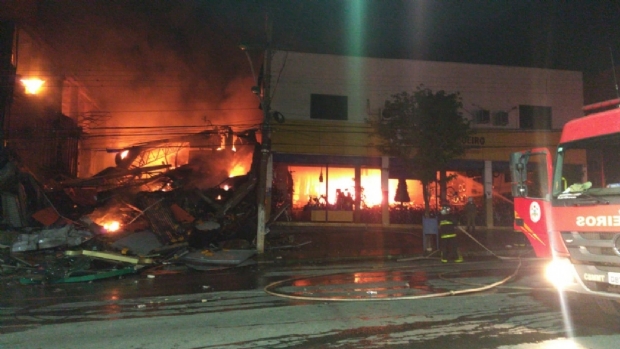 Aps parte da estrutura de papelaria desabar com incndio, fogo atinge loja vizinha; vdeos e fotos