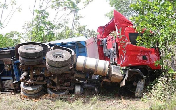 Carga de cerveja  saqueada aps carreta tombar em rodovia federal