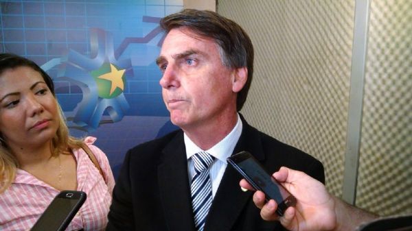 Temendo atos de grupos LGBT, simpatizantes de Bolsonaro pedem escolta para recepo ao parlamentar