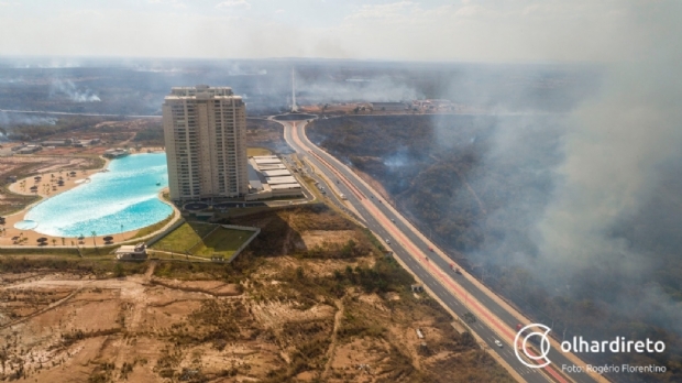 Fogo devastou rea equivalente a 1,1 mil campos de futebol no incndio em frente ao Brasil Beach; fotos e vdeos
