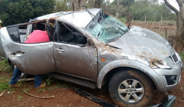 Caminhonete capota e dois homens ficam feridos em rodovia estadual