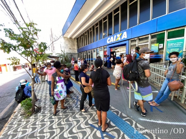 Com 700 pessoas na fila, agncia da Caixa  multada pela Prefeitura por no seguir regras