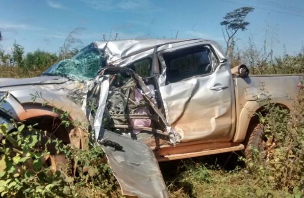 Toyota Hilux bate em carreta parada e motorista fica ferido no rosto