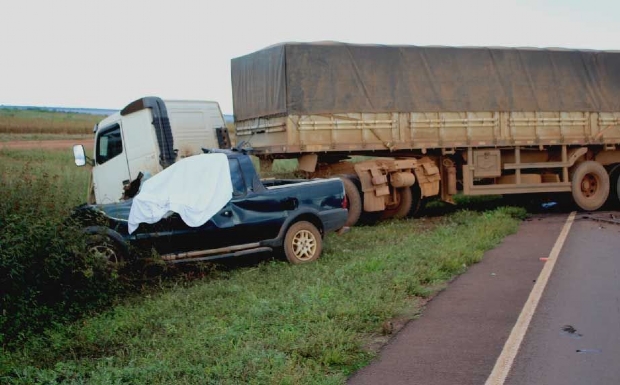Duas pessoas morrem em acidente entre picape e carreta em Mato Grosso