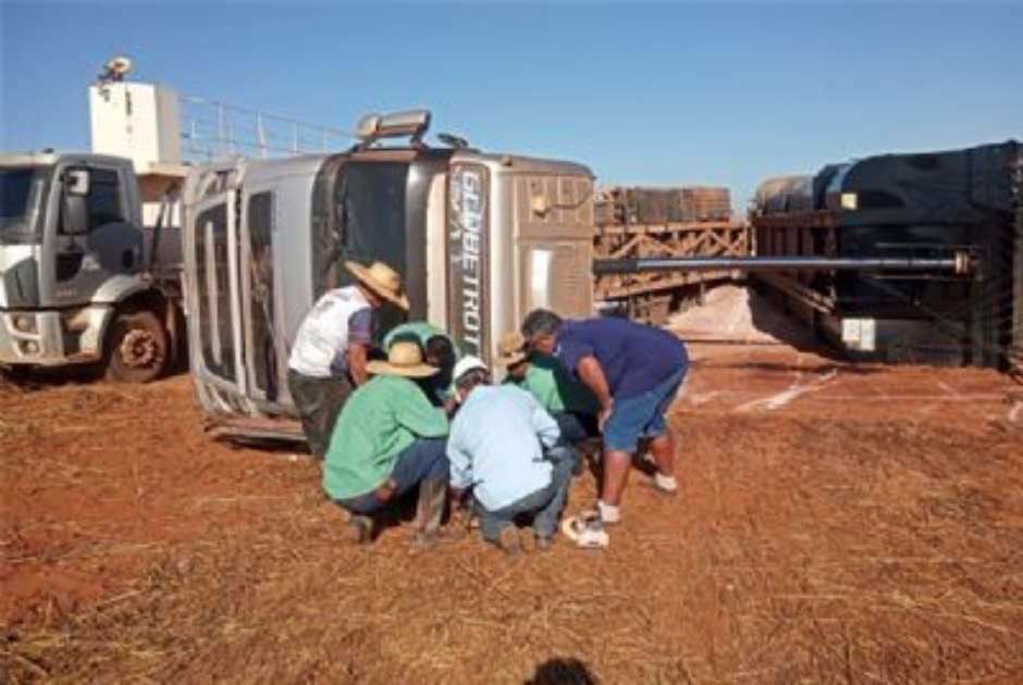 Carreta tomba e mata trabalhador esmagado em fazenda do interior de MT