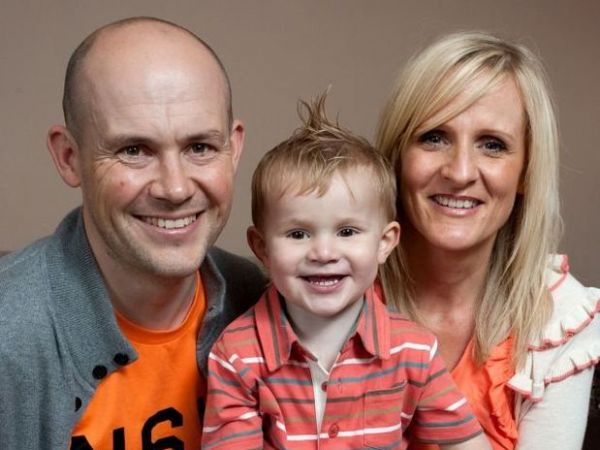 Annita e Adam Tansey aparecem com o filho Albert aps cirurgia no Reino Unido