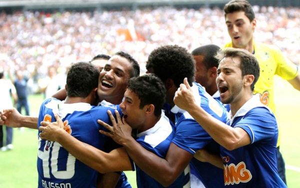 Dagoberto decide, e Cruzeiro vence o Galo na reinaugurao do Minero