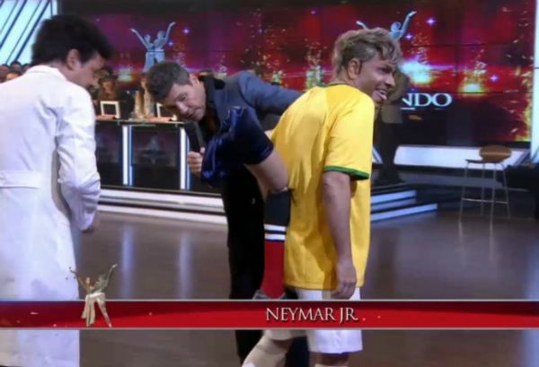 Imitador de Neymar aparece no palco com perna de colombiano presa em suas costas