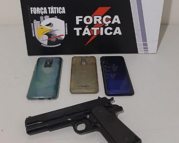 Bandidos ameaam matar crianas e policial reage ao perceber que arma era falsa