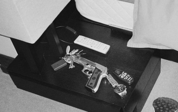 Foto de 2010 mostra arma na cabeceira da cama de Oscar Pistorius
