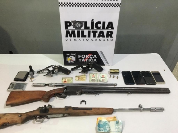 PM prende seis por comrcio de armas e localiza fuzil durante operao policial