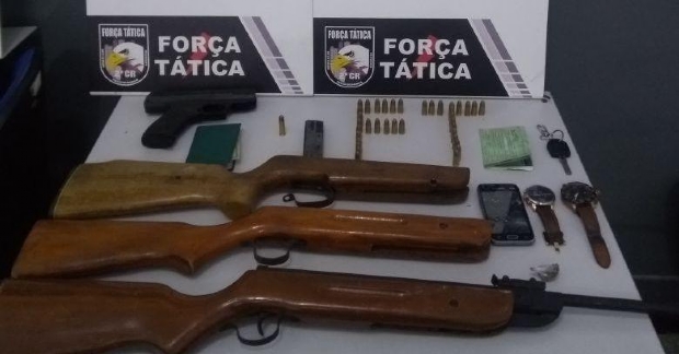 Homem  preso com 38 munies, drogas e armas dentro de carro