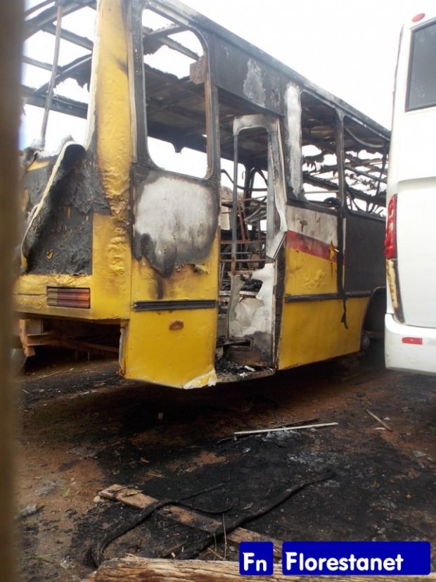 Dois nibus so incendiados dentro de garagem em Mato Grosso