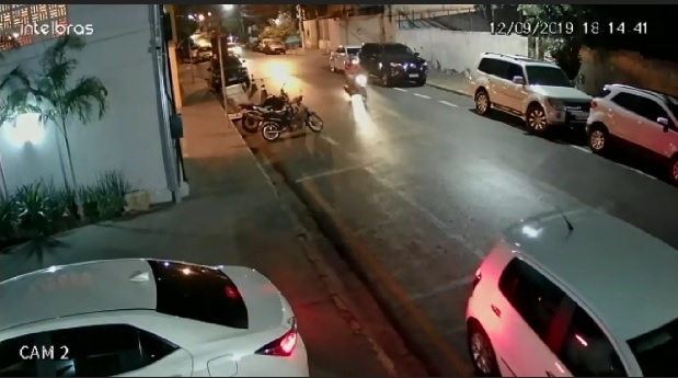 Mulher  rendida e tem carro roubado perto de restaurante em Cuiab; veja vdeos