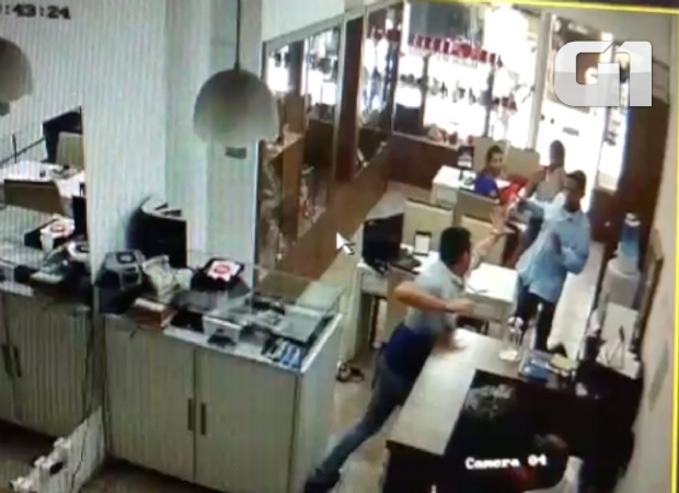  Vdeo  mostra empresrio sendo baleado em tentativa de assalto no Centro de Cuiab