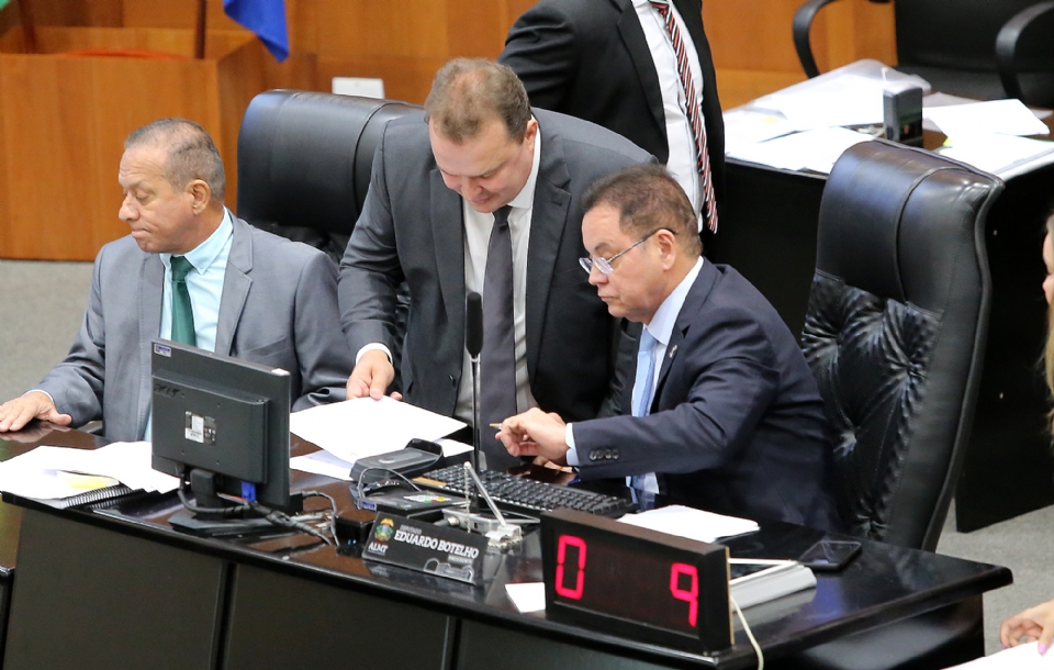 Assembleia derruba veto de Mauro a projeto que garante repasses a municpios inadimplentes