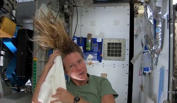 Astronauta mostra desafios de lavar cabelo em ambiente sem gravidade